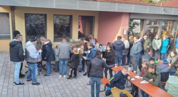 Dann gab es ein Früh•stück für alle Klassen im Pausen•hof.
Es waren viele leckere Sachen dabei.