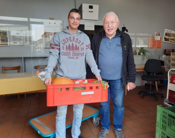 Alle Klassen haben Obst und Gemüse zum Ernte•dank•fest mitgebracht.

Diese Sachen haben wir dann zur TAFEL MARKTHEIENFELD gebracht.

So können wir anderen Menschen helfen, dass sie auch gutes Essen bekommen.