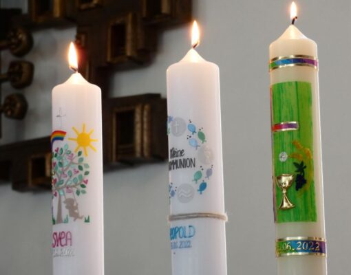 Die Kerzen wurden an•gezündet.
Wir haben eine Geschichte gespielt. Darin hat Jesus die Kinder ge•segnet.