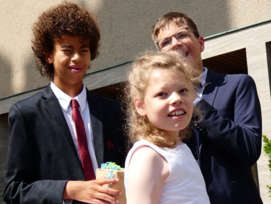 Svea, Leopold und Mario haben sich mit Frau Riedner darauf vor•bereitet. Im Gottes•dienst haben wir gesungen.