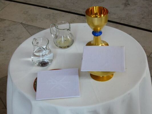 Svea, Leopold und Mario durften zum ersten Mal vom Heiligen Brot essen.