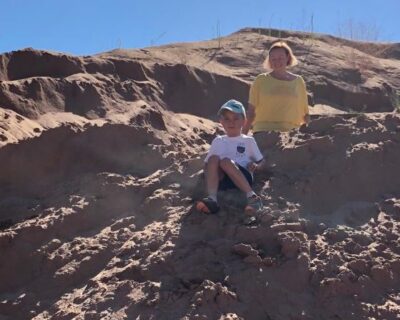 ...auf dem Sand•hügel rutschen