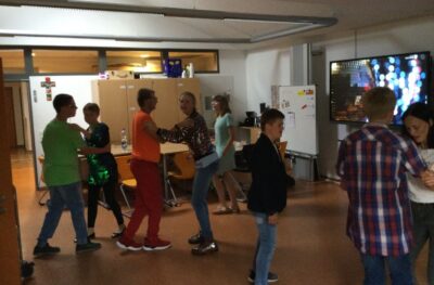 Und zum Tages•abschluss noch eine Klassen-Disco. 
Die Schritte von unserem Tanz•kurs haben wir nicht verlernt!!!