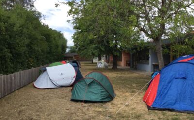 In der Schule mussten wir dann noch unsere Zelte auf•bauen!