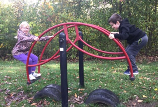 Danach haben wir den Spiel•platz erkundet und alle zusammen Ver•stecken gespielt.